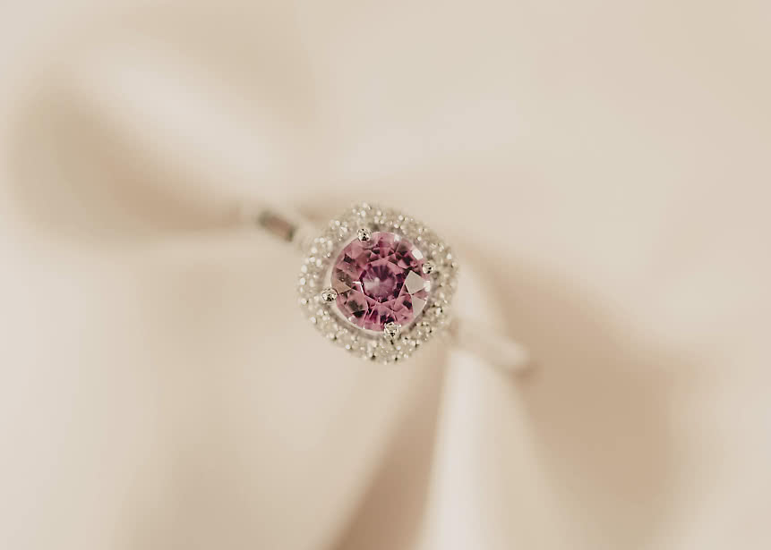 Halo ring with pink sapphire in 18K white Gold - Engagement ring from VANBRUUN